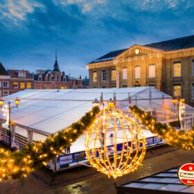 Foto van een overkapping van het schaatsen en kerstverlichting