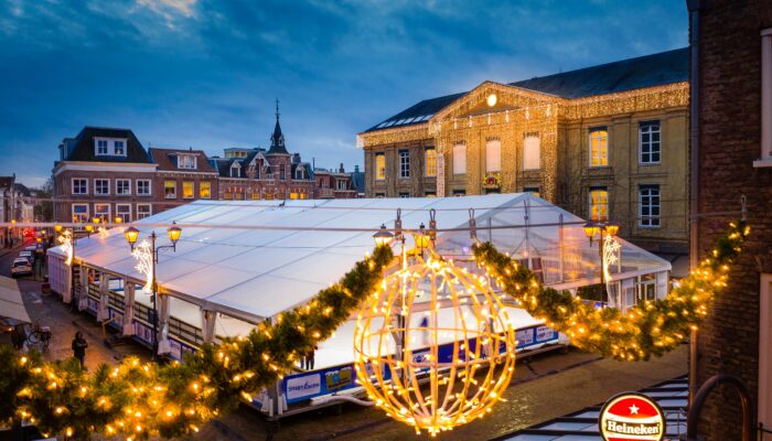 Foto van een overkapping van het schaatsen en kerstverlichting