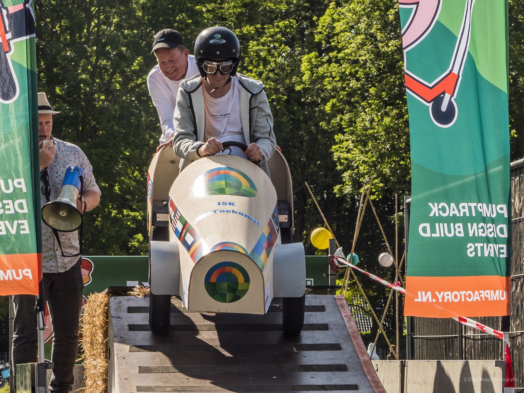 Foto van jongen in zeepkist bij de start van een race.